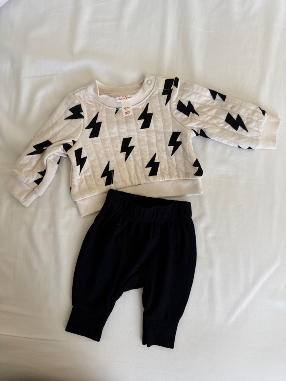 Cat & Jack Baby Neutral Lightning newborn set Cream & Black
